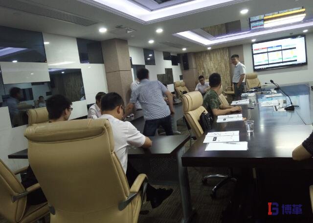 精益沙盤模擬訓(xùn)練中忙碌的物料員 精益沙盤模擬訓(xùn)練中