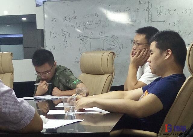 精益實戰(zhàn)課堂認(rèn)真的學(xué)員 精益實戰(zhàn)課堂認(rèn)真的學(xué)員