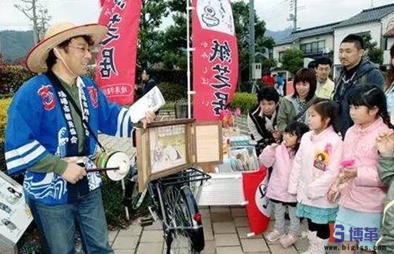 紙芝居板現場演示